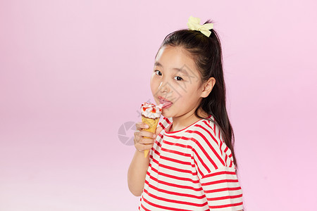 微胖的小女孩品尝冰淇淋甜食高清图片素材