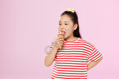 微胖小女孩品尝冰淇淋热量高清图片素材