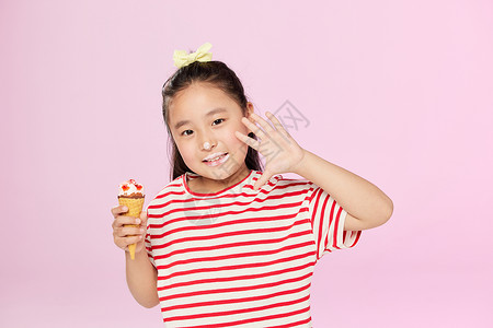 小女孩吃冰淇淋弄脏嘴图片