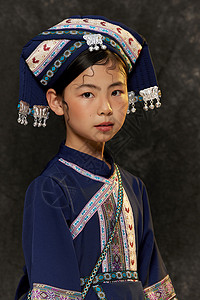 东方壮族小女孩形象背景图片