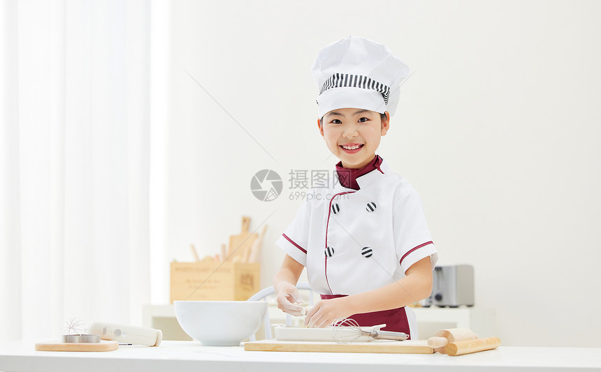 居家烹饪的小厨师图片