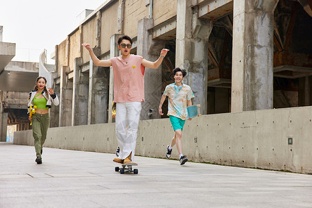 时尚滑板青年街上玩耍青春高清图片素材