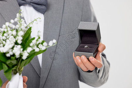 戒指和礼盒男生手持钻戒礼盒求婚特写背景