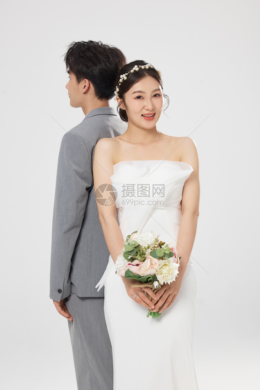 西式婚纱情侣背靠背形象图片
