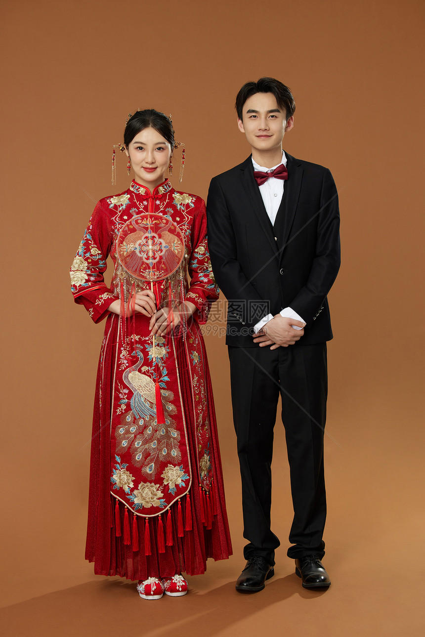 年轻夫妻中式结婚全身照图片