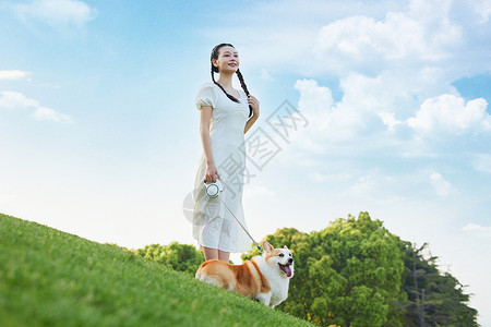 散步遛狗青年女性户外遛狗背景