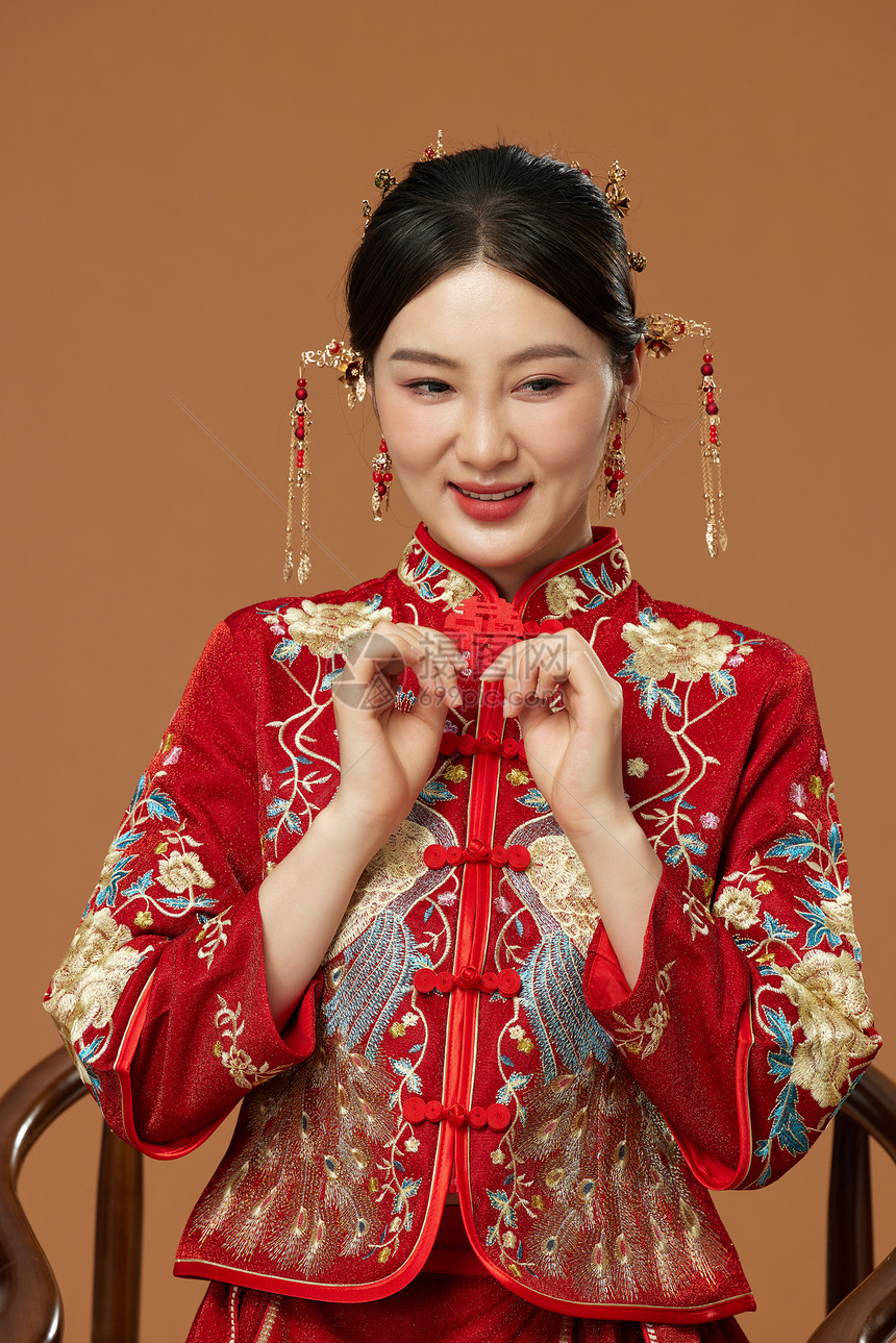 传统中式秀禾结婚新娘服饰图片