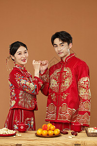 中式传统新婚夫妻拉勾图片