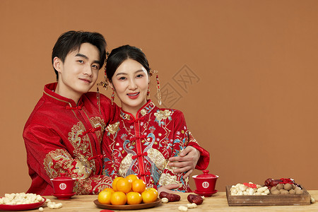 年轻夫妻中式结婚形象背景图片