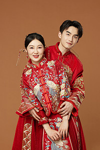 中式婚礼夫妻甜蜜合照背景图片