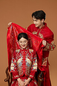 中式婚礼夫妻掀开红盖头图片