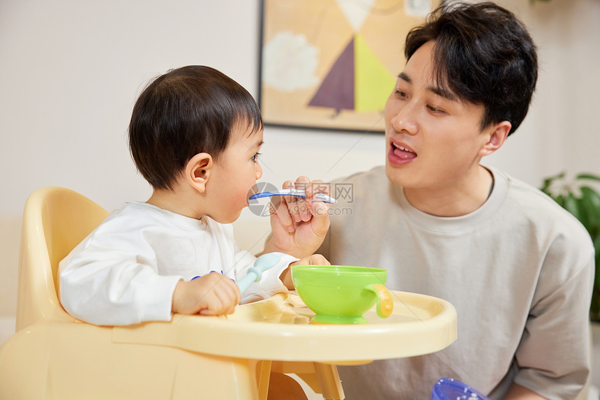 爸爸居家给孩子喂辅食图片