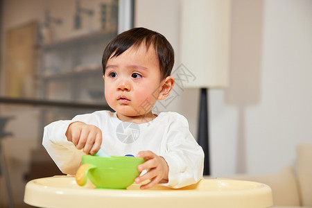 大哭小孩宝宝边哭泣边吃婴儿辅食背景