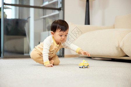 小孩玩具车独自玩耍的可爱宝宝背景