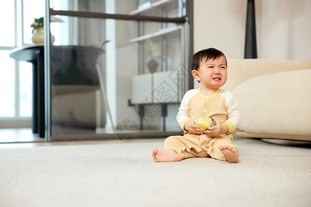 幼儿成长坐在客厅哭闹的婴幼儿背景