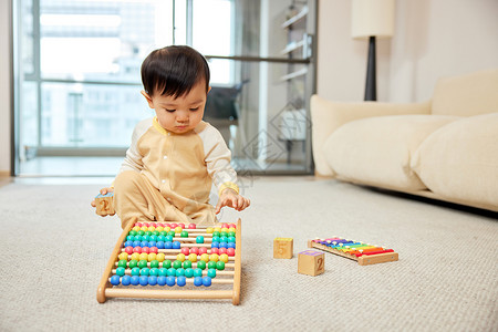 婴幼儿小宝宝独自坐在客厅玩耍高清图片