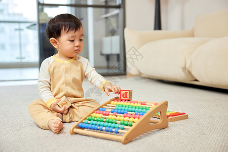 周岁背景独自在客厅玩积木的可爱宝宝背景