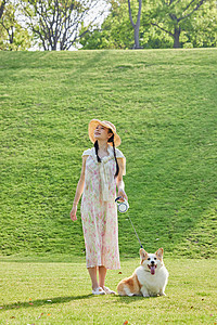 散步狗狗宠物狗狗和女主人在公园散步郊游背景