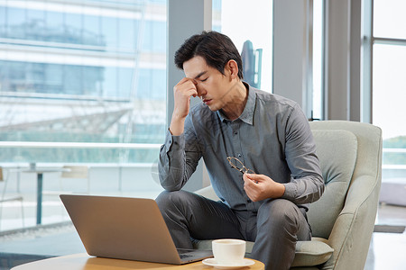 商务男士感觉眼部疲劳高清图片