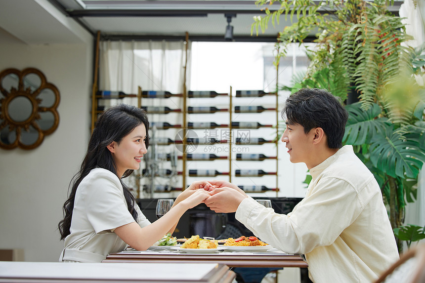 度假情侣餐厅甜蜜约会图片