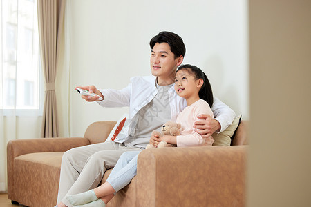 女儿和父亲居家客厅看电视高清图片