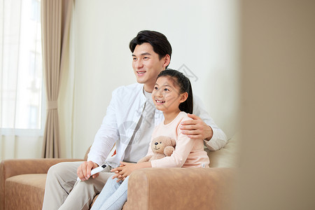 女儿和父亲在客厅看电视高清图片