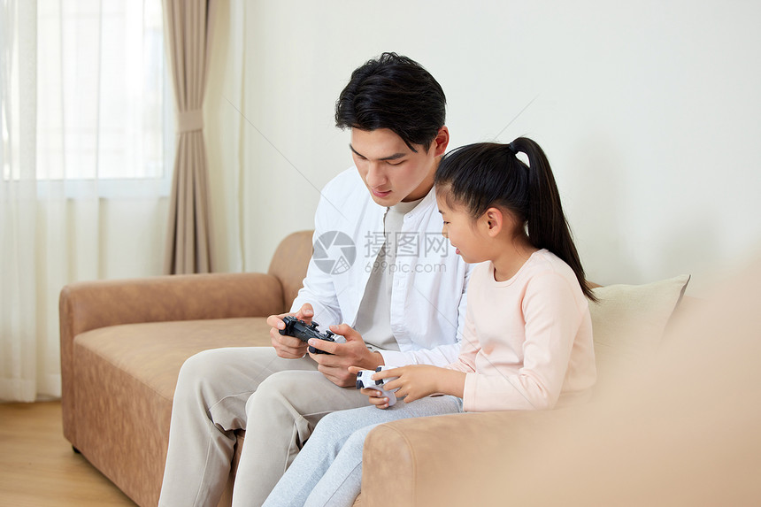 假期父女在家玩电子游戏图片
