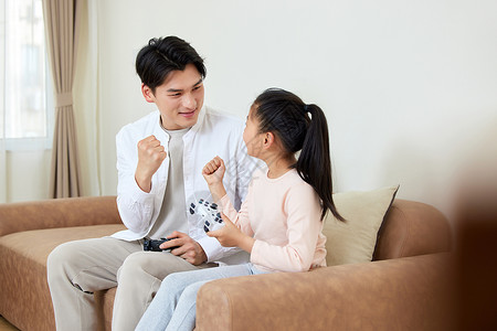 电玩小子假期父女在家玩电子游戏背景