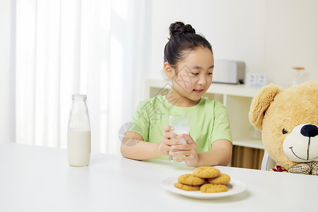 小女孩喝牛奶成长健康高清图片素材