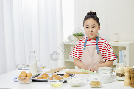 小女孩居家制作西点面包形象图片