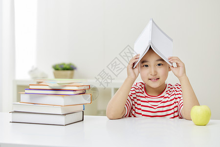 小女孩学习头顶书本形象背景