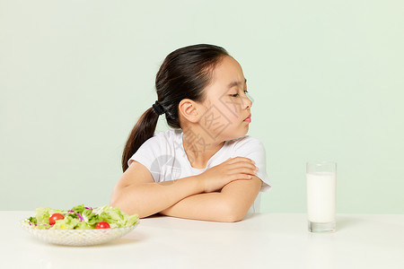 烦恼的女孩小女孩厌食不吃东西背景