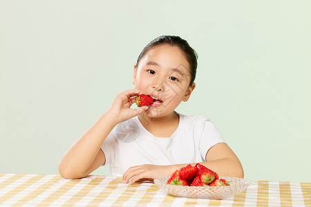 小女孩开心吃草莓成长高清图片素材