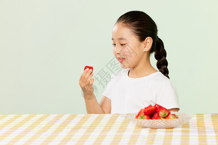 小女孩开心吃草莓模特高清图片素材