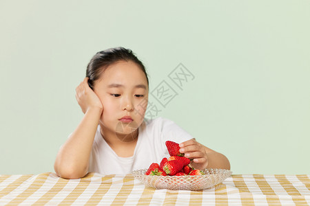 小女孩吃草莓小女孩不爱吃草莓背景