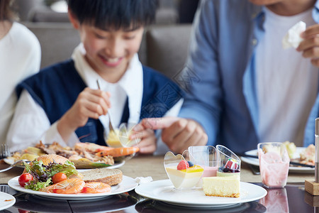 家庭自助餐桌上特写食物高清图片素材