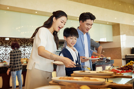 一家人用餐海报一家人在自助餐厅用餐背景