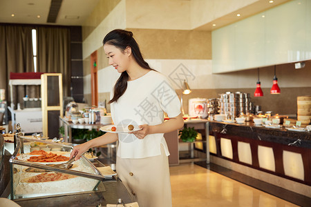 女性在自助餐厅挑选美食幸福高清图片素材