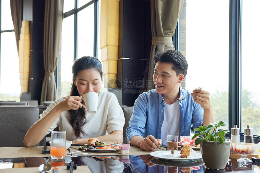 情侣在自助餐厅约会喝咖啡图片