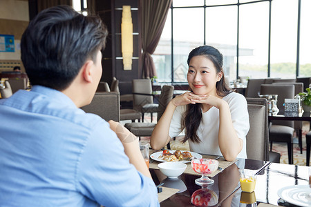 情侣在自助餐厅约会食品高清图片素材