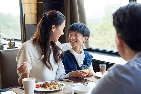 一家人在餐厅吃饭休闲高清图片素材