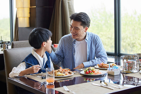 在餐厅吃饭的父子高清图片