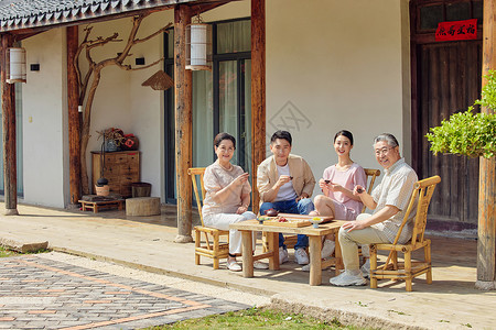 院子里家人喝茶形象背景图片