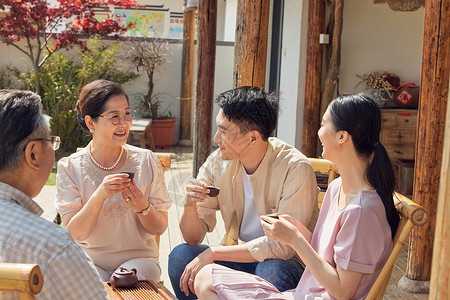 一家人在院子里喝茶聊天聚会高清图片素材