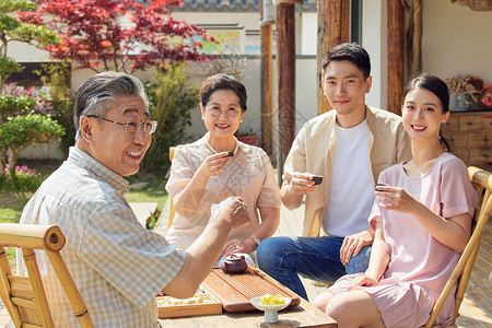 陪老人喝茶的年轻夫妻背景图片