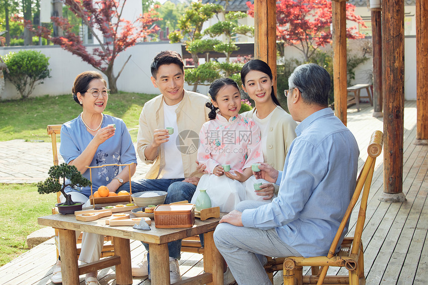 中秋节家庭团聚喝茶聊天图片