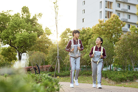 小学生回家校园里的小学生放学回家背景