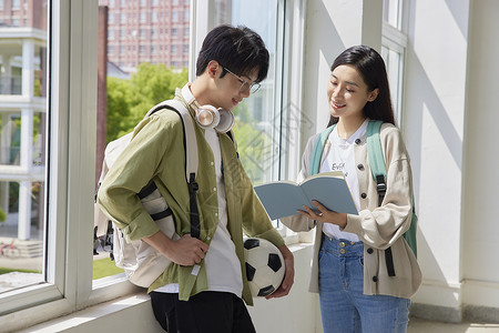 年轻大学生校园交流学习图片