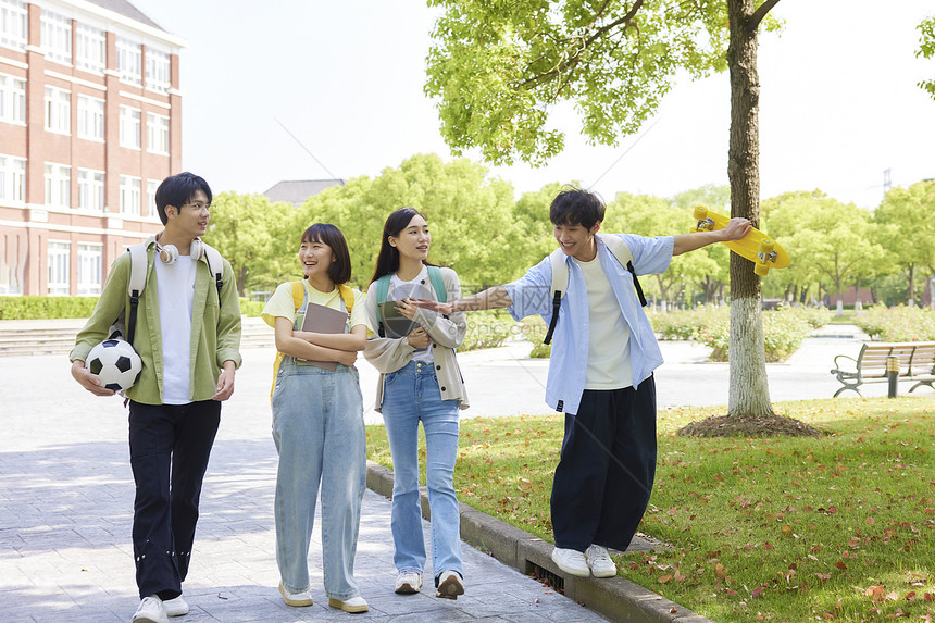 校园里的青春大学生图片