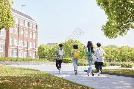 校园里的大学生奔跑背影行走高清图片素材